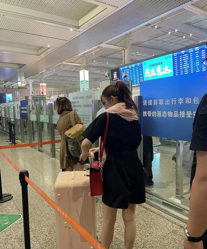 陈妍希坐高铁探班陈晓拎行李排队超接地气全身行头近二十万(图2)