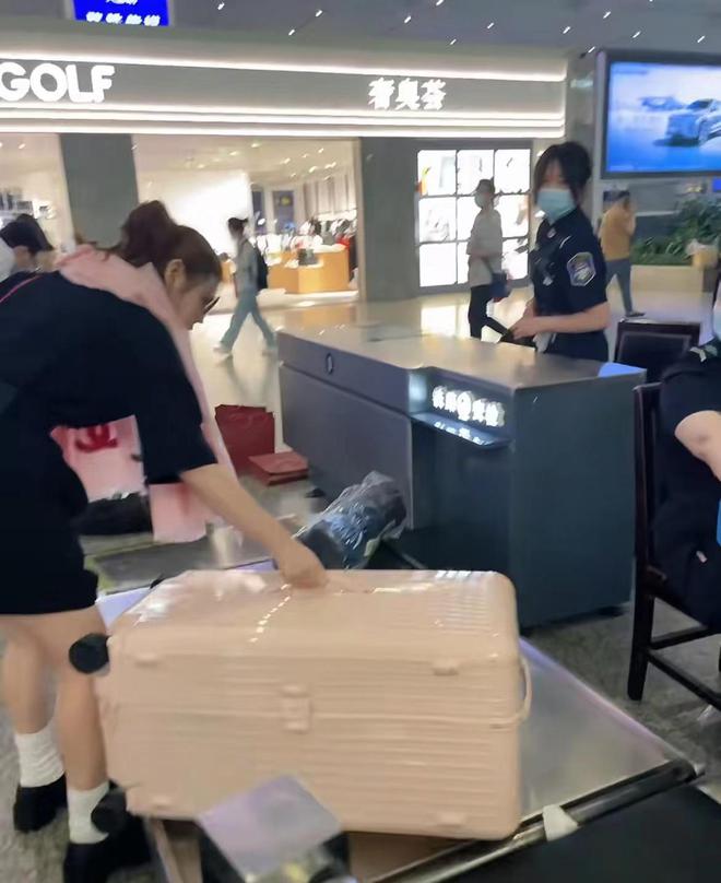 陈妍希坐高铁探班陈晓拎行李排队超接地气全身行头近二十万(图4)