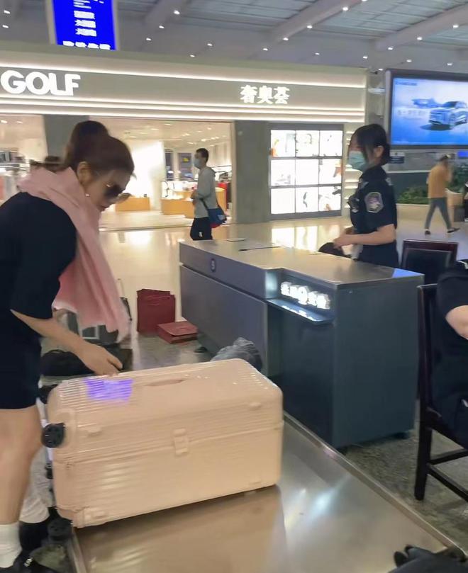 陈妍希坐高铁探班陈晓拎行李排队超接地气全身行头近二十万(图5)