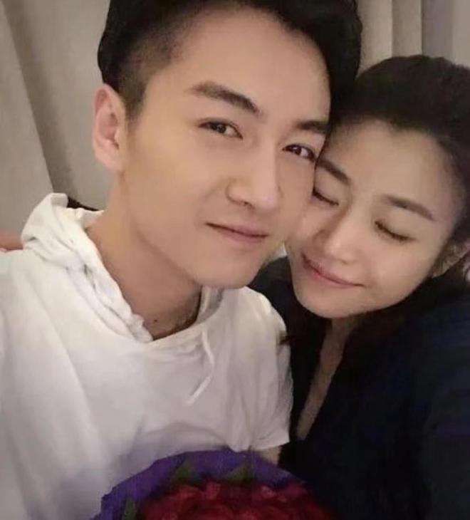 陈妍希坐高铁探班陈晓拎行李排队超接地气全身行头近二十万(图6)