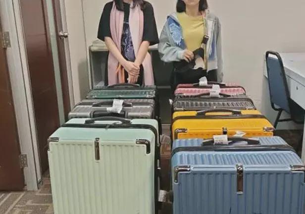 7个行李箱里密密麻麻！两女子被捕(图2)